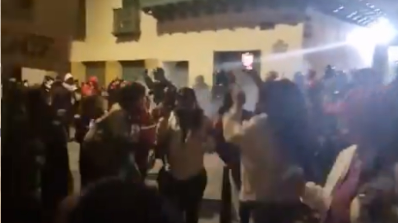 Manifestantes del 8M se tomaron la Plaza de Bolívar de Bogotá y el ESMAD intervino