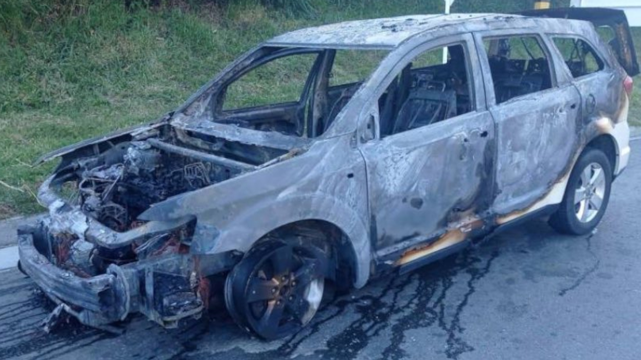 Dentro del túnel de Occidente una camioneta fue consumida por las llamas, la vía está cerrada