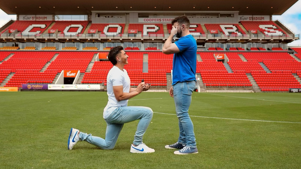 ¡Qué viva el amor!. Futbolista de Australia le propuso matrimonio a su novio en la cancha de su equipo