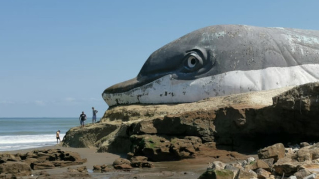 Colapsó el monumento del Delfín en Ecuador, dejando al menos un menor fallecido y varios heridos