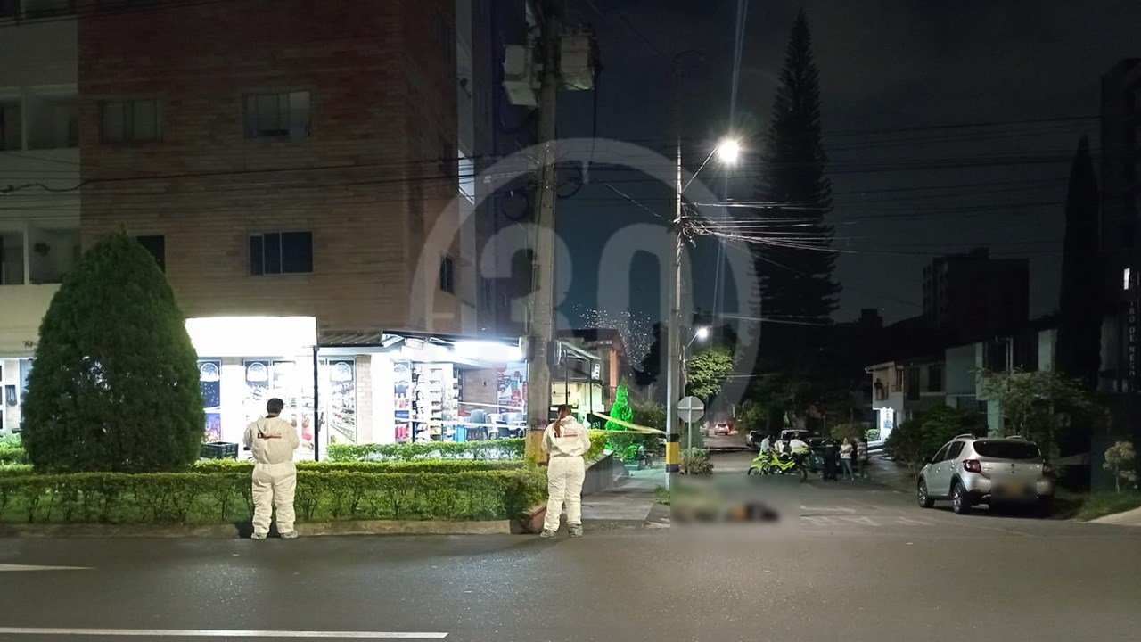 El presunto fletero quedó tendido en el piso luego recibir varios impactos de bala en su cuerpo. Foto: Cortesía