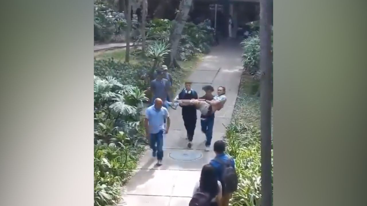 Sacan cargado a un joven, reportan varios heridos en las protestas de la UdeA