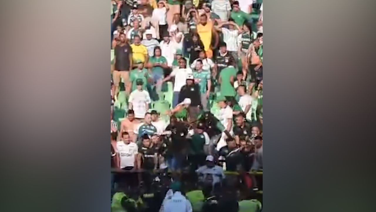 ¡Ni pagando caro se libran de las peleas! Hinchas del Deportivo Cali invaden las canchas