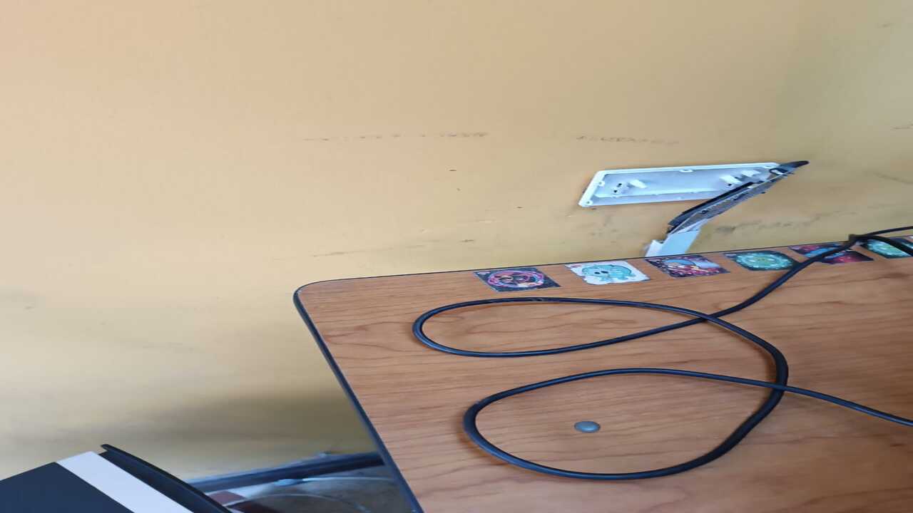 'Como una lombriz': Arrastrándose ingresó una mujer a robar a papelería en La Candelaria 2 'Como una lombriz': Arrastrandose ingresó una mujer a robar a papeleria en La Candelaria