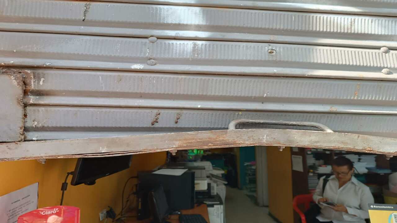 'Como una lombriz': Arrastrándose ingresó una mujer a robar a papelería en La Candelaria 3 imgpsh fullsize anim 6