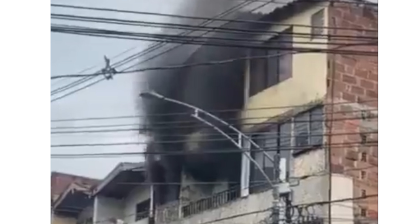 Reportan incendio en Campo Valdés, llamas en un segundo piso