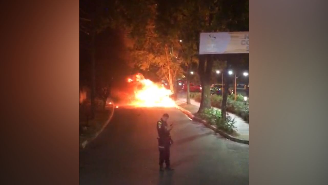 ¡Atención! El incendio de un carro generó cierre vial cerca al Centro Comercial Santa Fe