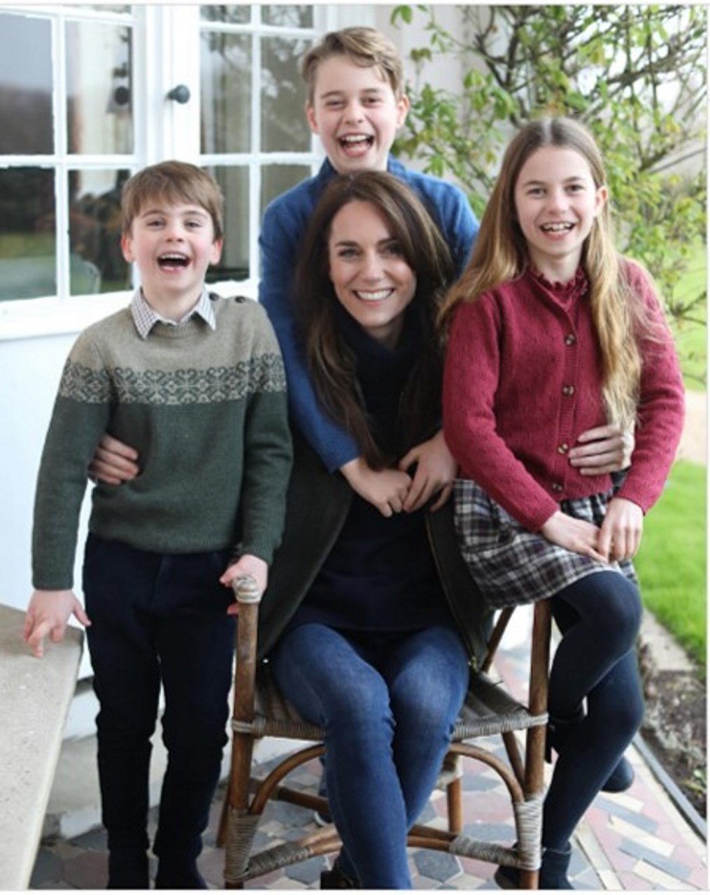 Hermosa estampa de Kate con sus tres hijos, en una imagen captada por la lente de William, Príncipe de Gales