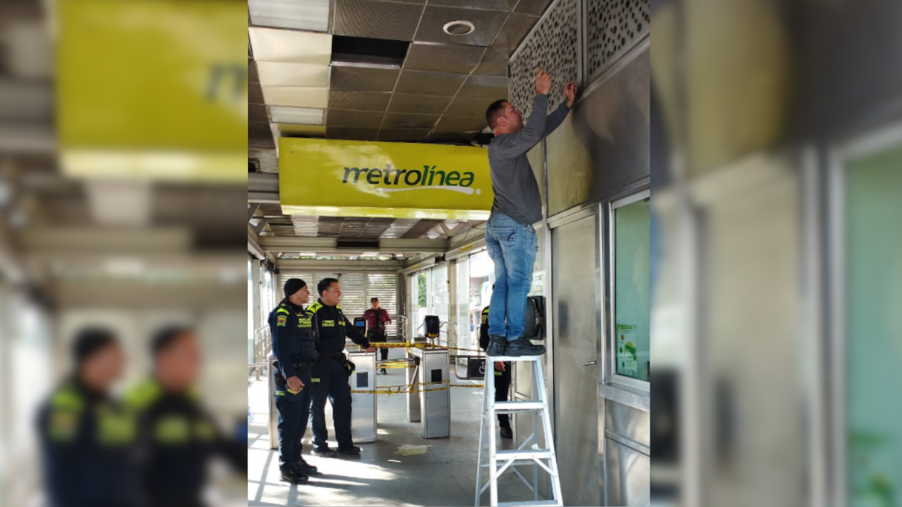 Hombre durmiendo en el techo de una estación del Metrolínea