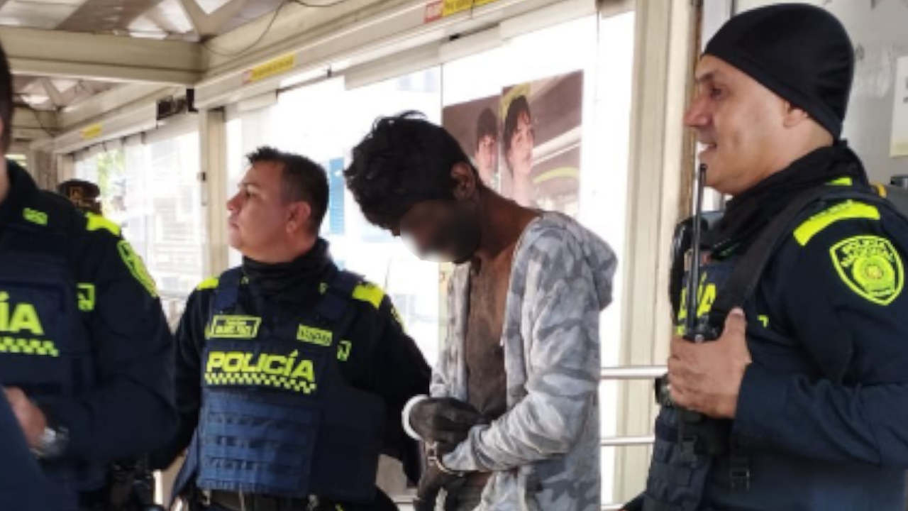 Hombre durmiendo en el techo de una estación del Metrolínea