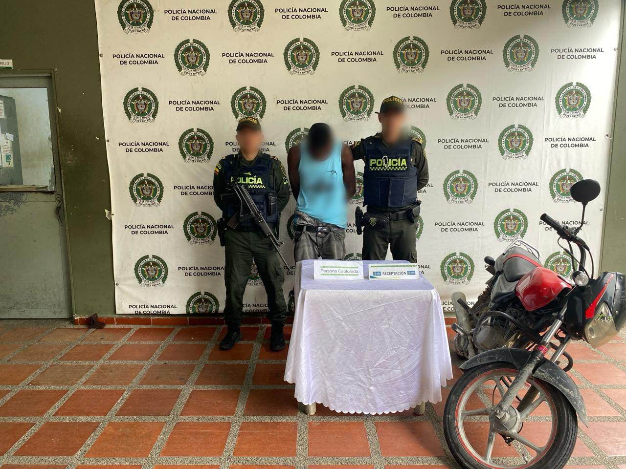 Sujeto transitaba en una motocicleta bóxer color rojo reportada por hurto