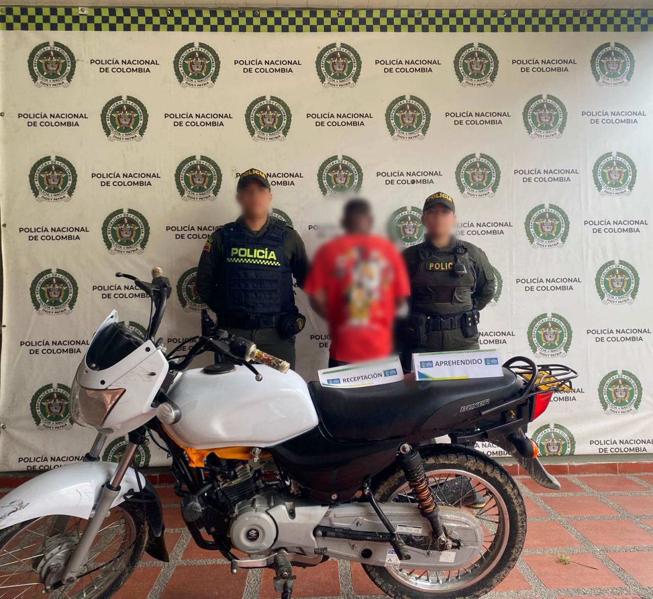 Menor aprehendido circulando en moto hurtada. Foto: Policía