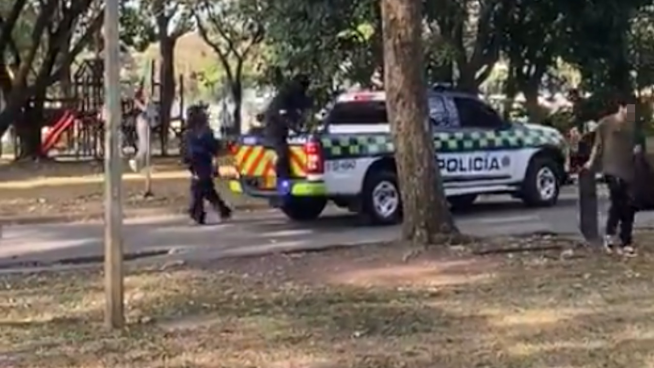 Encapuchados en la UdeA: detonan papas bomba e ingresan patrulla de la Policía al campus