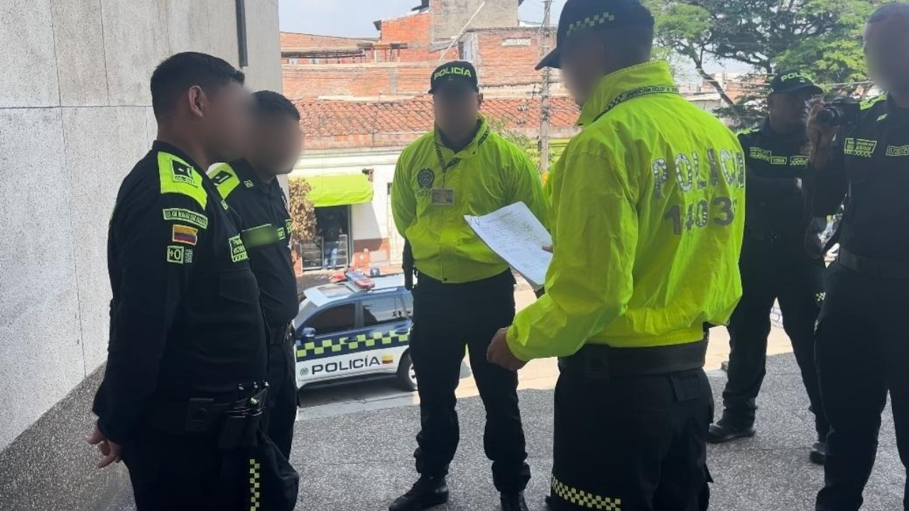 Dos policías capturados en Cali