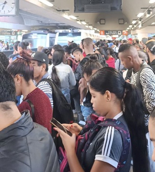 Así se veía desde las 6 y 40 de la mañana la estación San Antonio. Foto tomada de X, de la cuenta @ximenaP_
