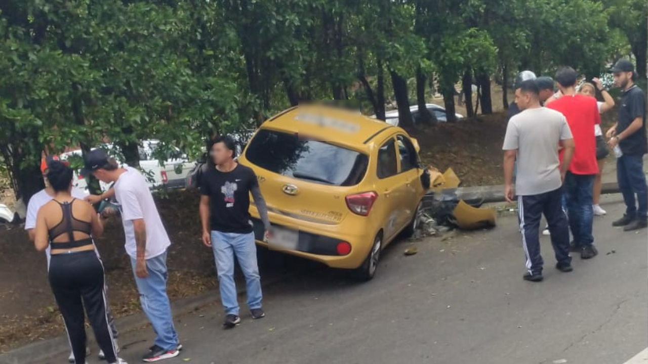 Taxi se fue contra un poste, en el acopio de la estación Poblado del Metro, paso reducido