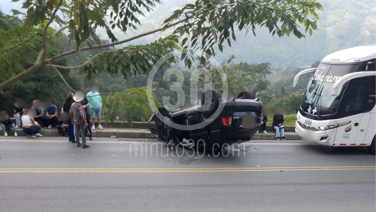 «Iba a adelantar por el carril contrario»: Carro volcado en Cocorná