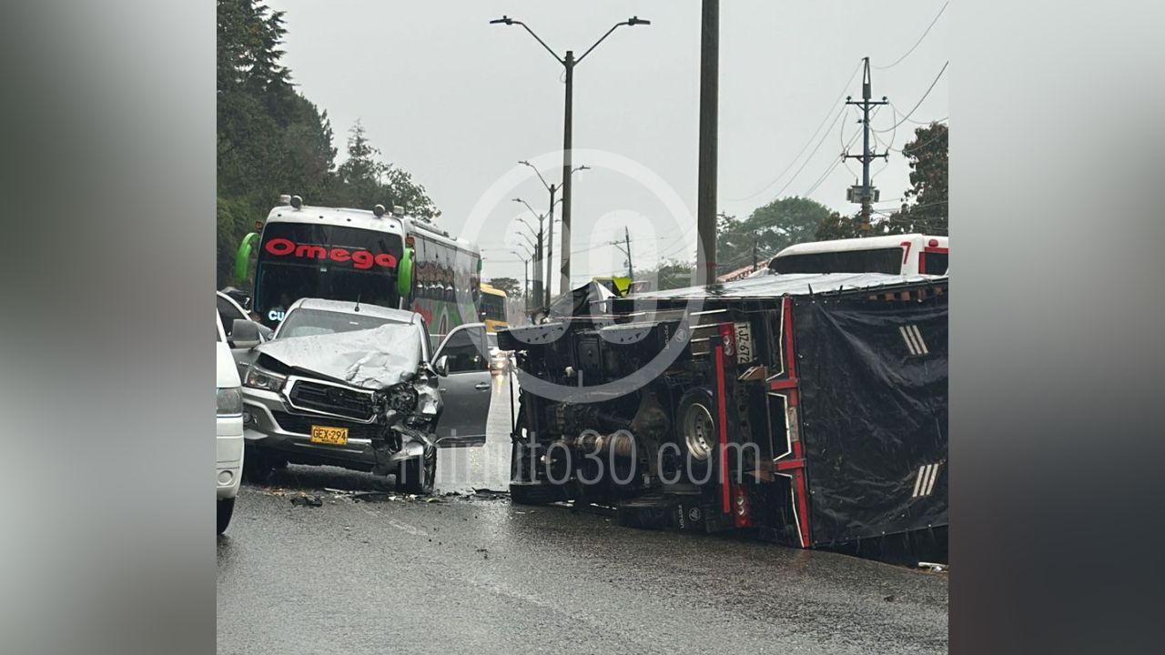 ¡Otro carro volcado! Paso restringido en la autopista Medellín- Bogotá a la altura del peaje