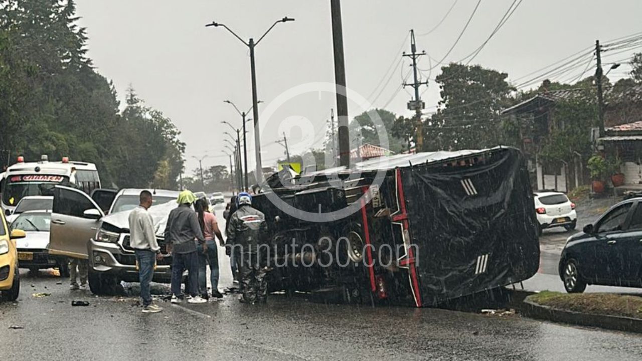 ¡Otro carro volcado! Paso restringido en la autopista Medellín-Bogotá a la altura del peaje 