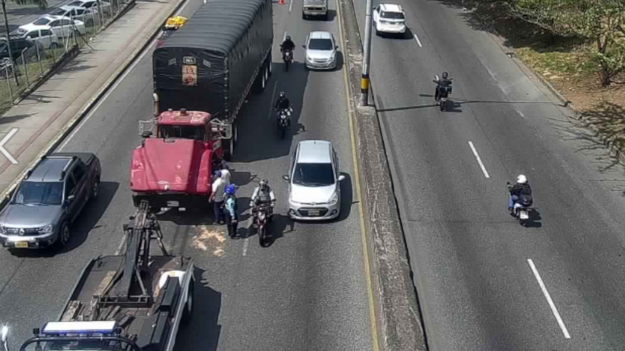 ¡Pilas! Tractomula varada en autopista Norte altura Parque Juanes