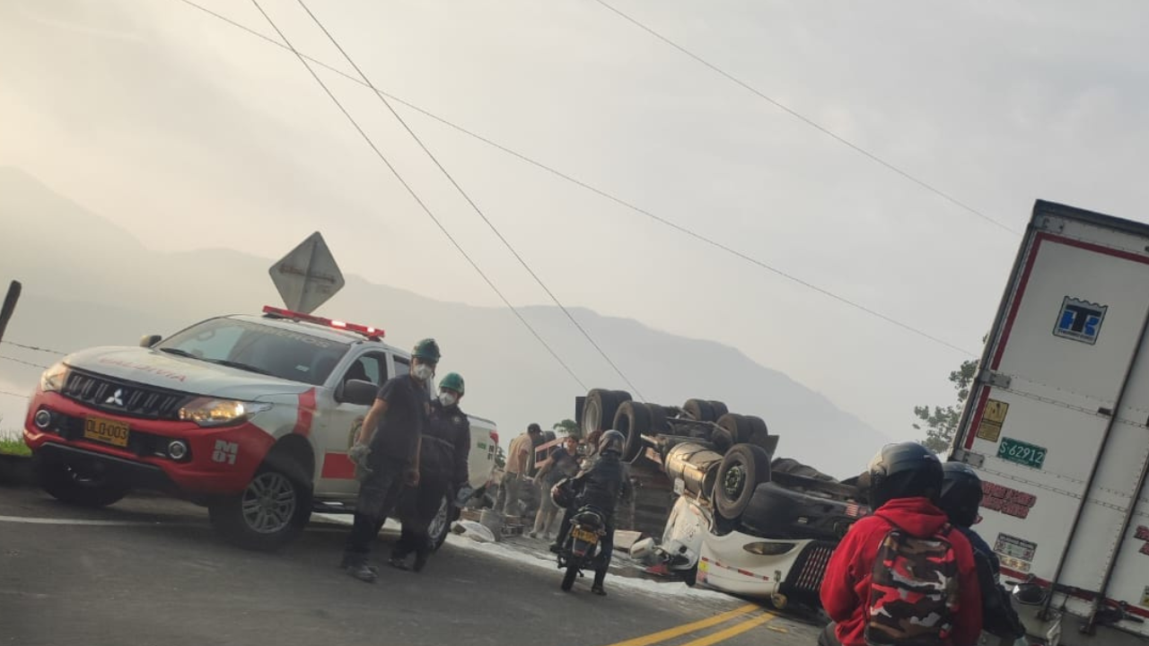 En la ruta Medellín-Caucasia:Tractomula se queda sin frenos y la gente se llevó el cemento