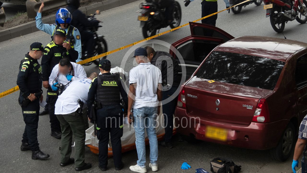 dentro de vehículo cerca a la estación Tricentenario