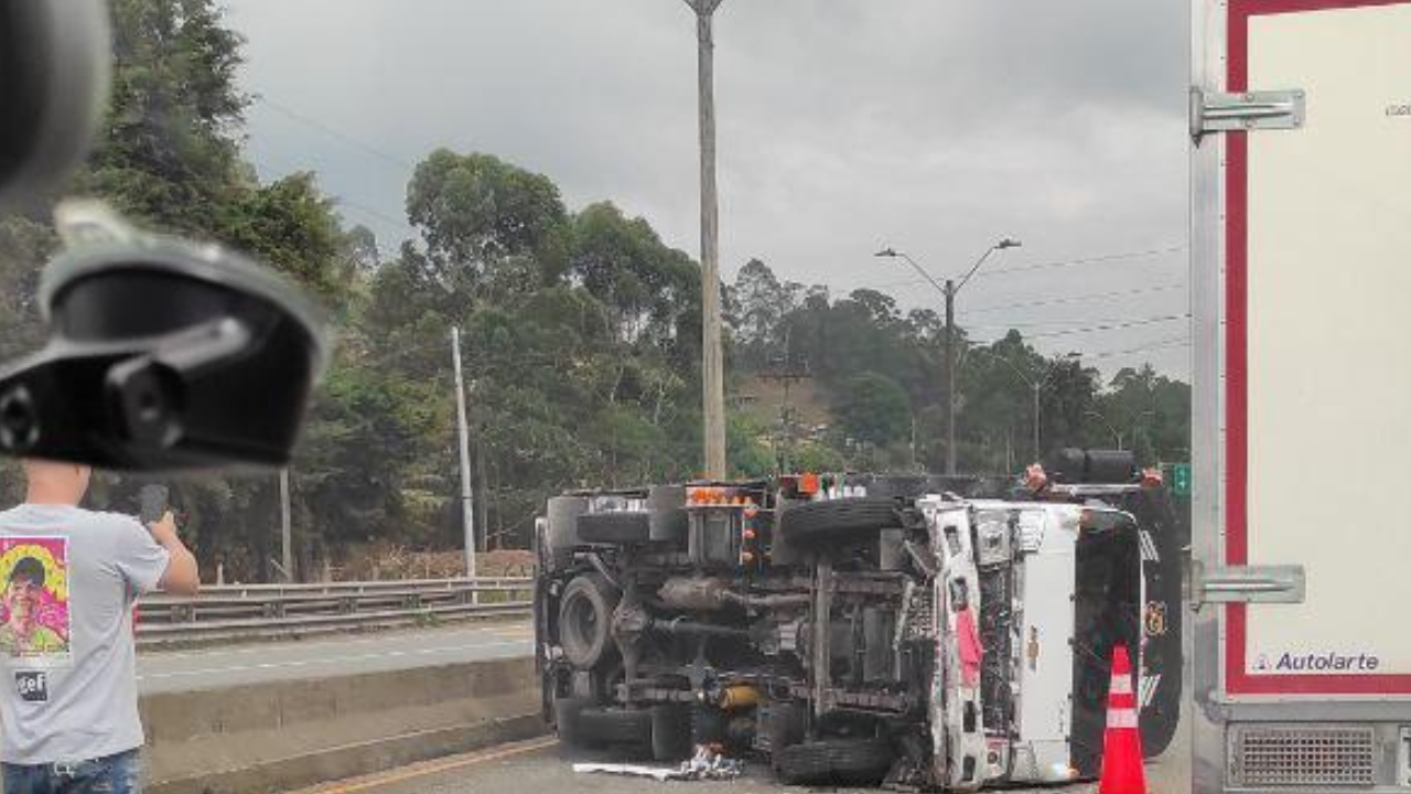 Carro volcado provoca cierre total en la vía Medellín - El Santuario