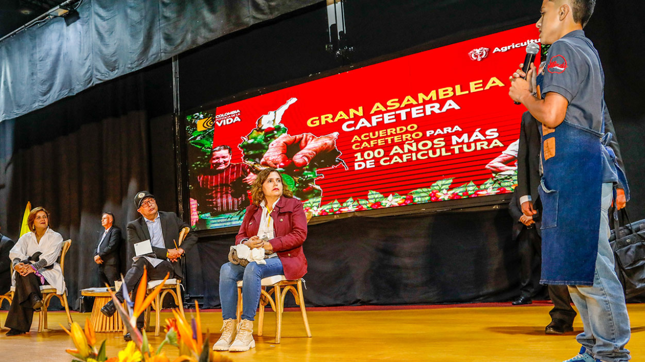 Petro afirma que el Estado debe tomar las riendas del Fondo Nacional del Café