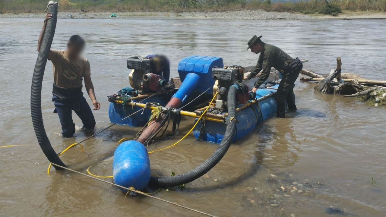 Vehículo recuperado en Amalfi y capturas por explotación ilícita de yacimiento minero en La Pintada