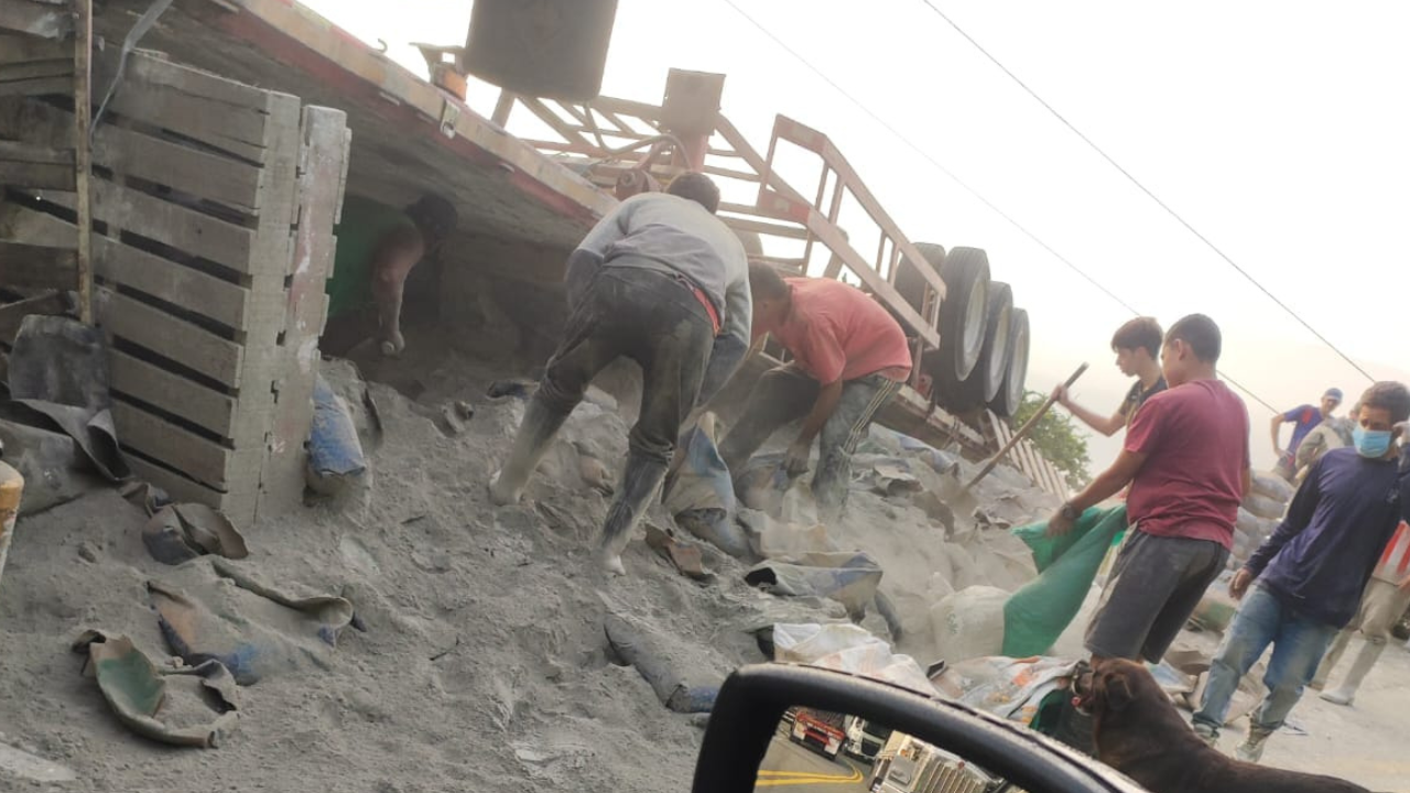 En la ruta Medellín-Caucasia:Tractomula se queda sin frenos y la gente se llevó el cemento
