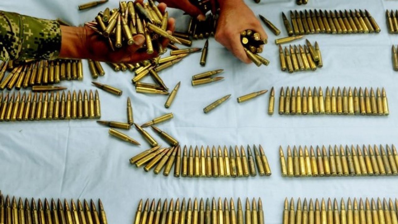 El presidente Gustavo Petro ha denunciado la pérdida de más de un millón de municiones militares, incluyendo granadas y armas.