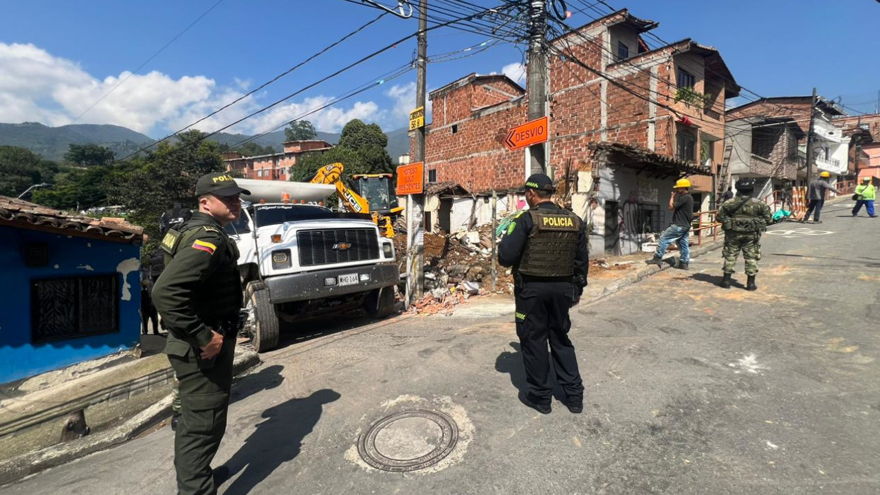 En La Estrella fue demolida una construcción que era usada como olla de vicio