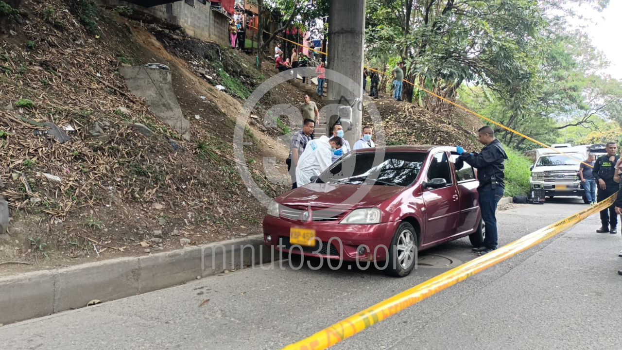Hallan cadáver al parecer estrangulado dentro de vehículo en avenida Regional, cerca de estación Tricentenario