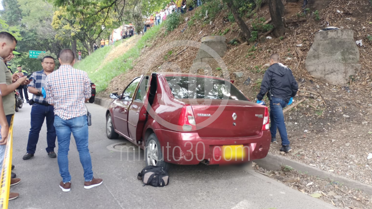 Hallan cadáver amordazado en un carro por la avenida Regional