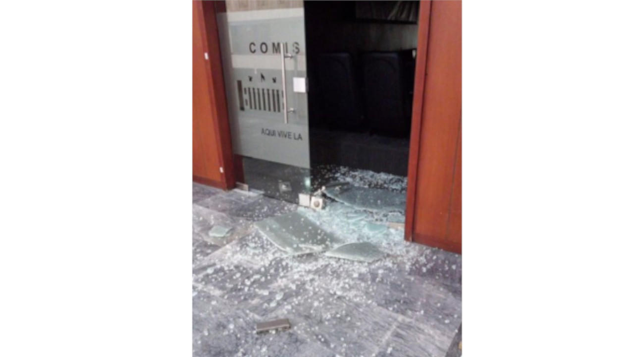 Investigan desplome de puerta de la Comisión Séptima del Senado1