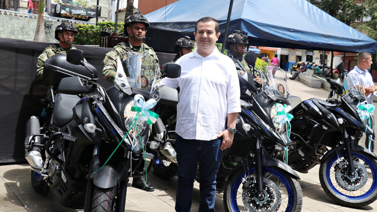 La alcaldía de La Estrella entregó de 3 motos al Ejército Nacional para la seguridad en el municipio