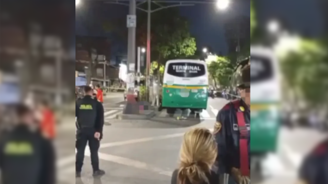 Motociclista impactó contra un bus y falleció en barrio Antioquia