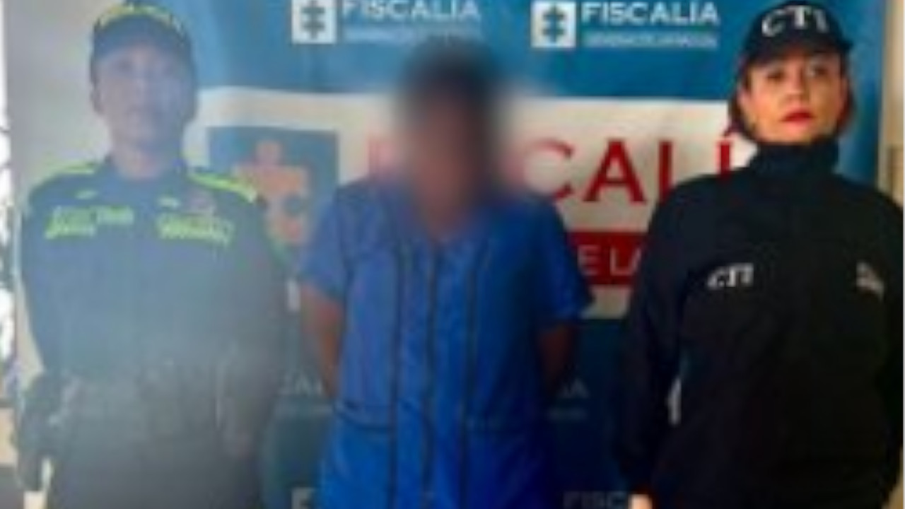 Mujer, de 25 años, fue enviada a prisión, sería responsable de quemar las manos de su hija de 7