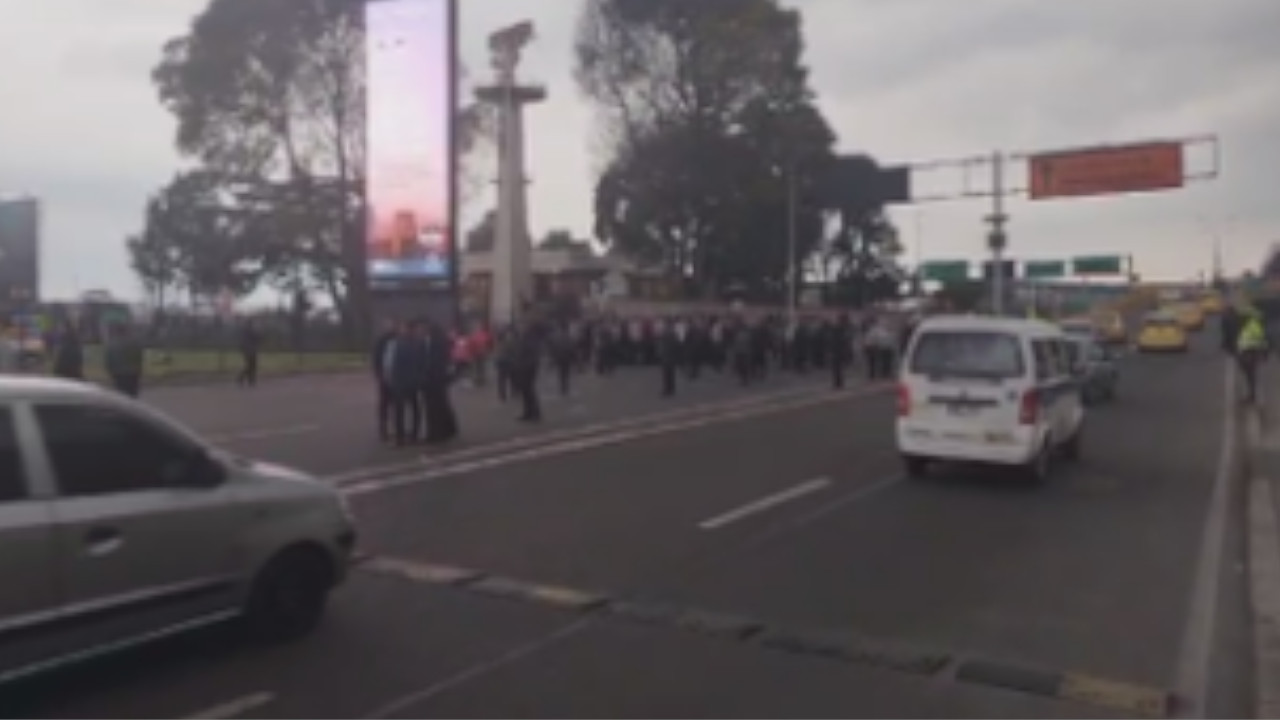 Por segundo día, taxistas bloquean entrada al aeropuerto El Dorado de Bogotá