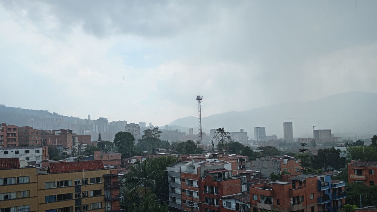 Reportan fuertes lluvias al mediodía de este jueves en el sur del Valle de Aburrá