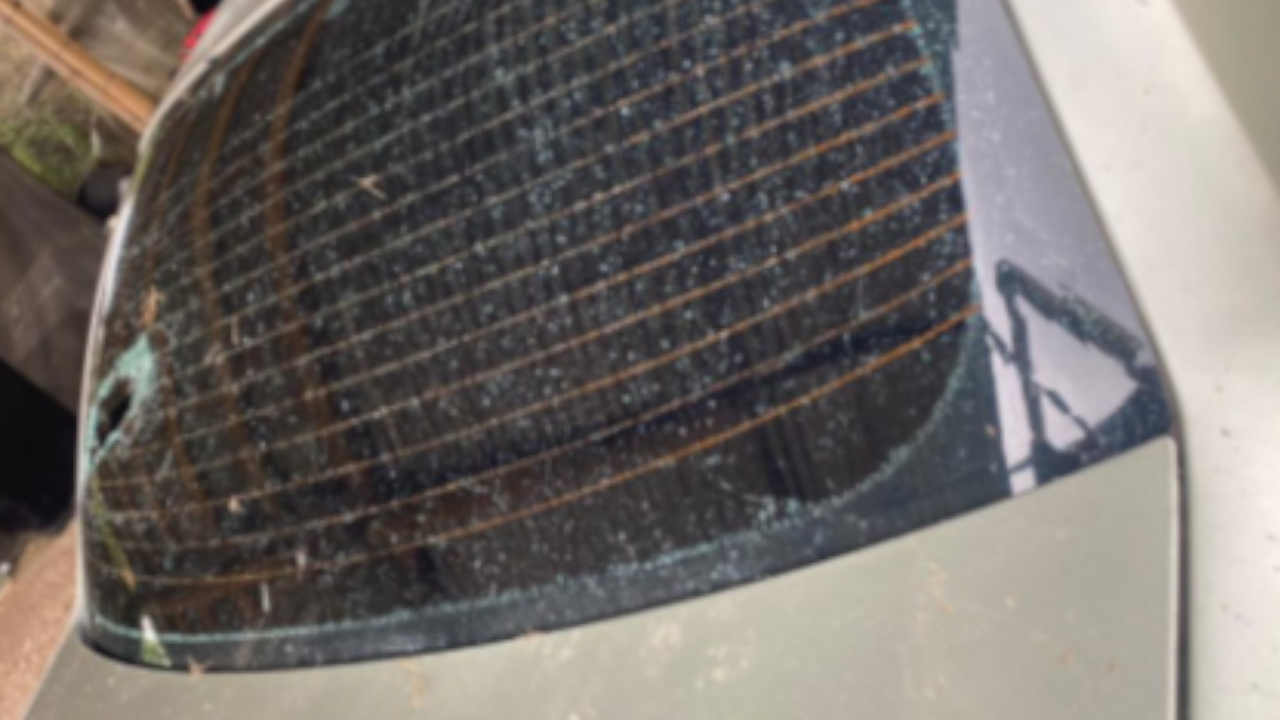 Tres taxistas atacaron el carro de una mujer en Rionegro