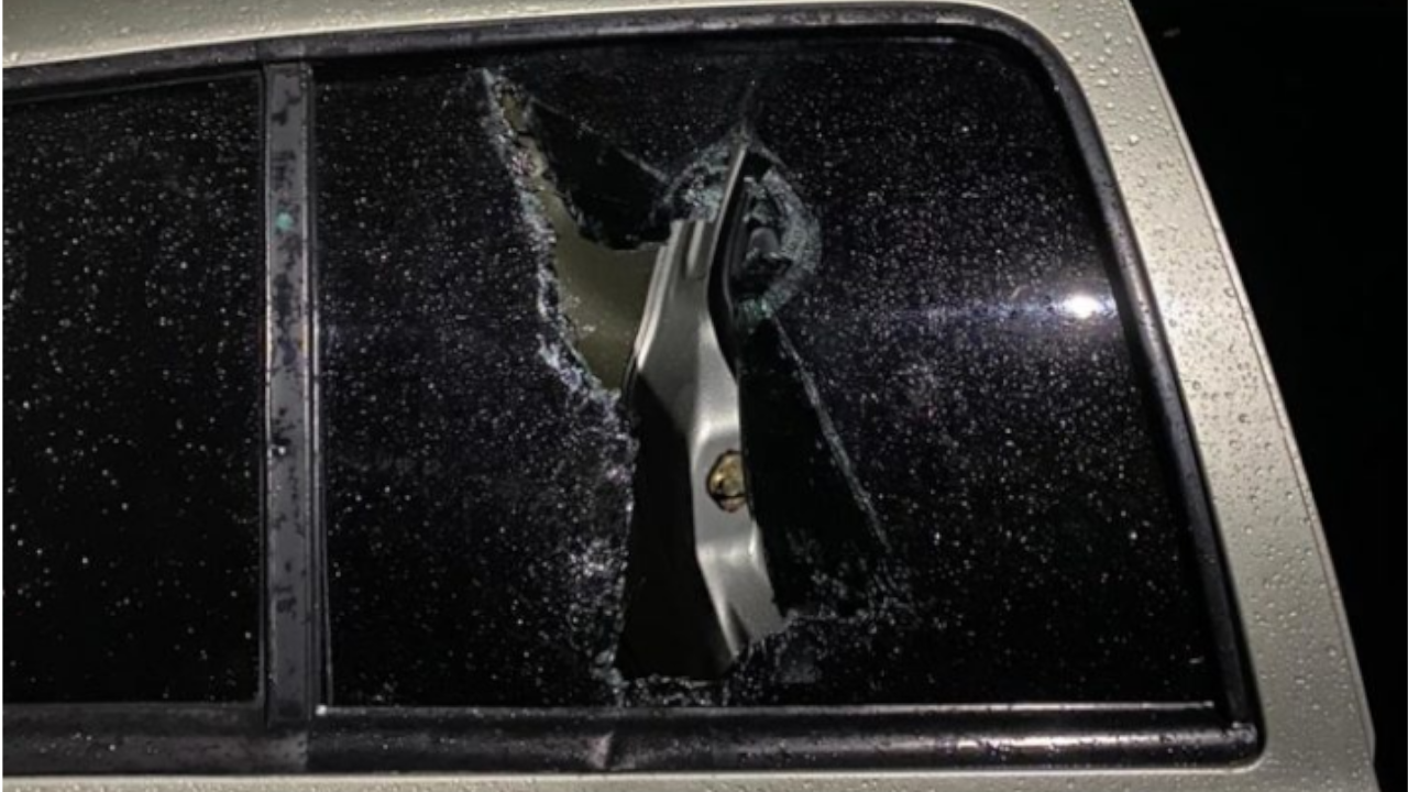 Tres taxistas atacaron el carro de una mujer en Rionegro