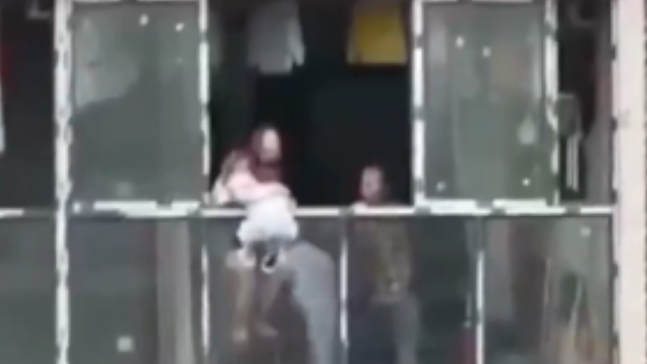 Imágenes fuertes: mujer lanzó a su hijo desde el piso 22 de un edificio