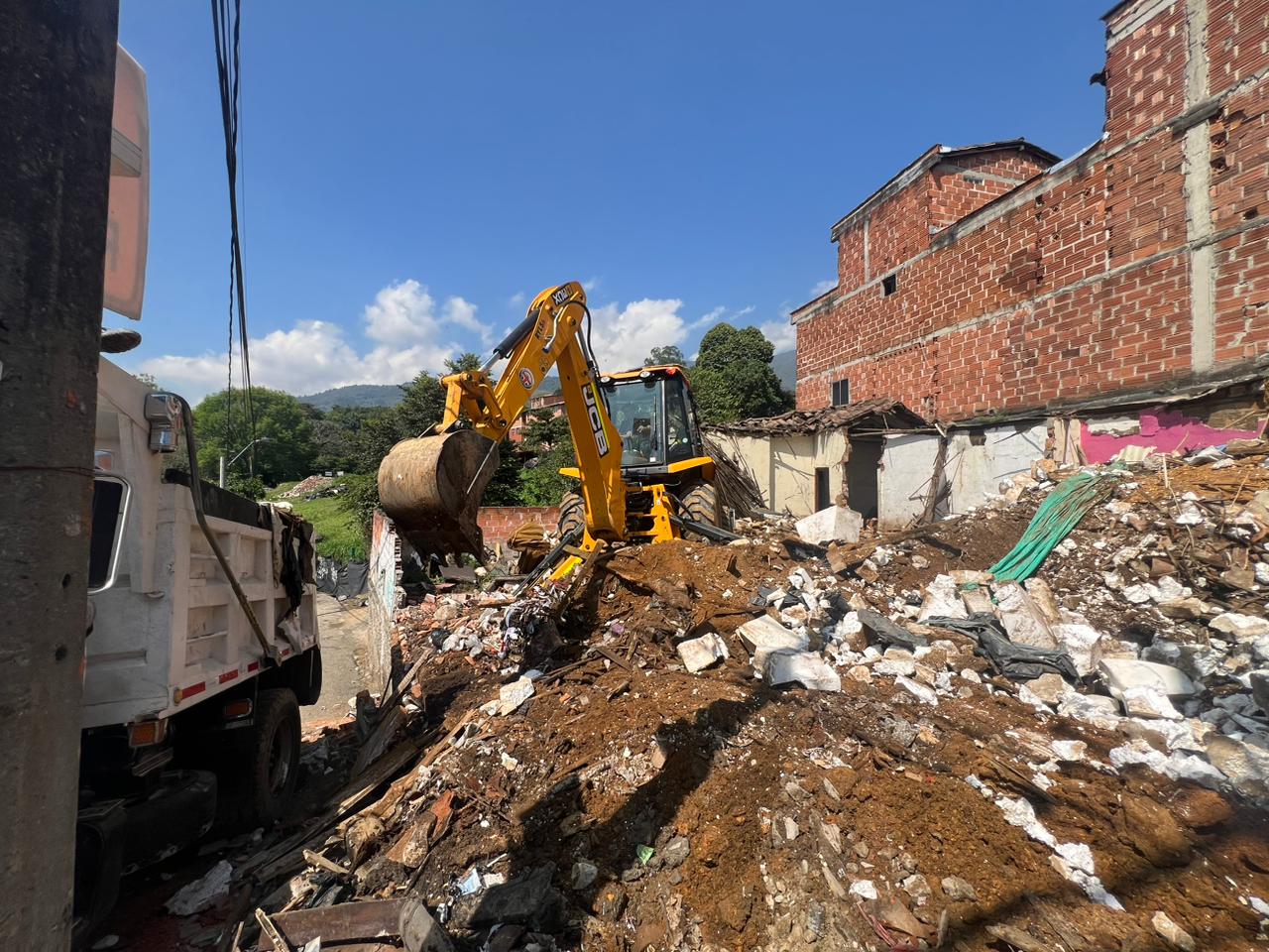 En La Estrella fue demolida una construcción que era usada como olla de vicio