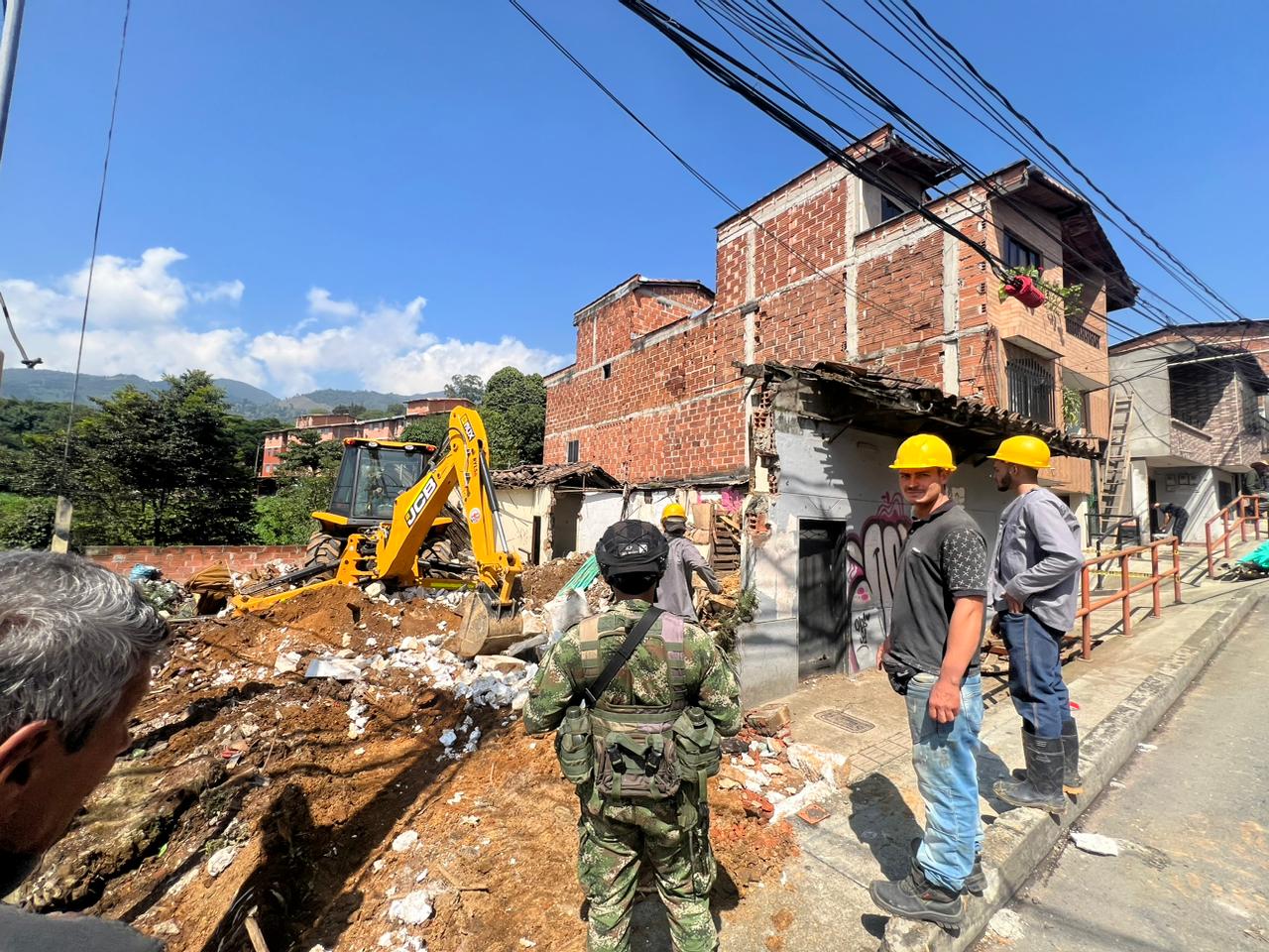En La Estrella fue demolida una construcción que era usada como olla de vicio