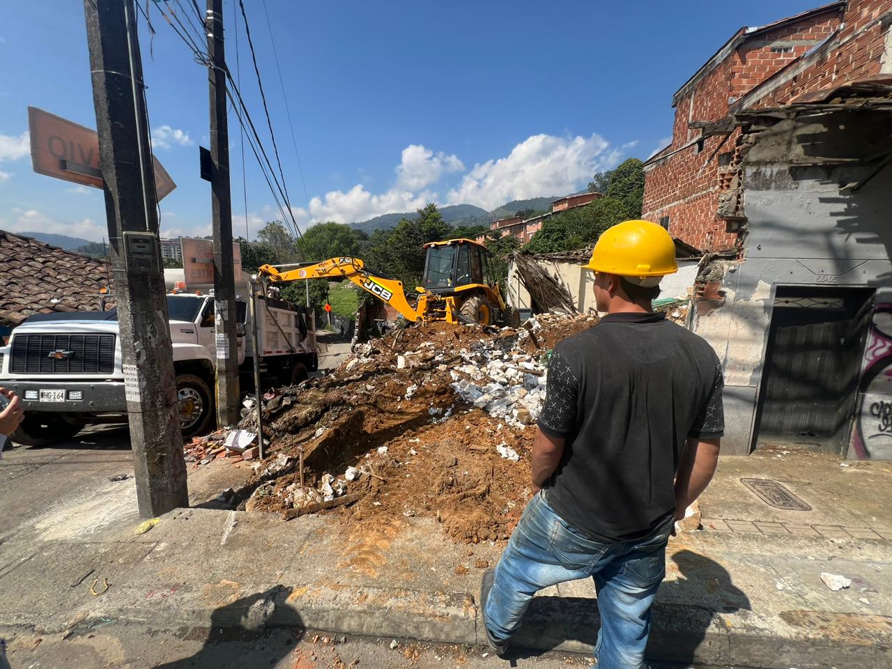En La Estrella fue demolida una construcción que era usada como olla de vicio