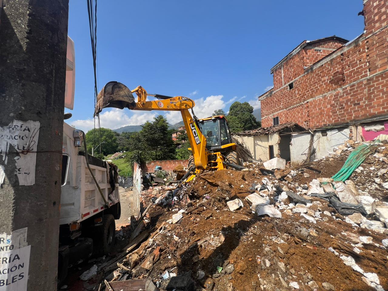 En La Estrella fue demolida una construcción que era usada como olla de vicio