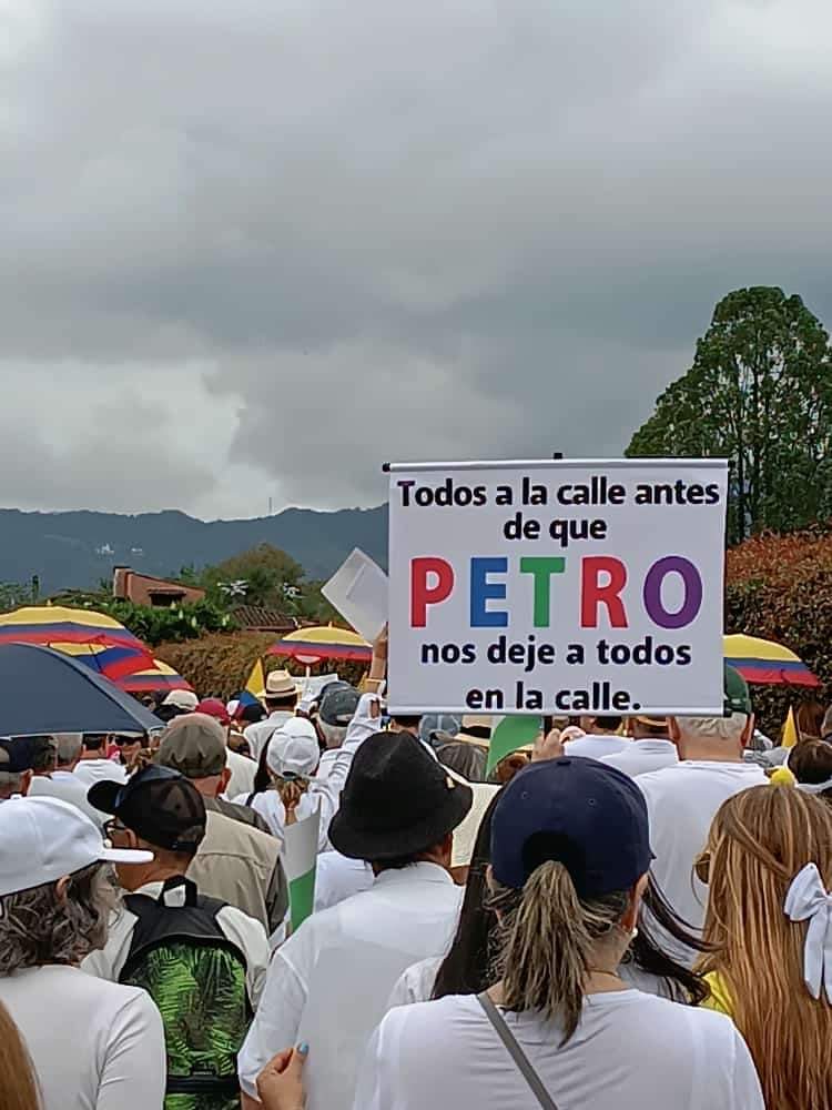 En Marinilla y La Ceja gritaron "Fuera Petro" en las marchas de este domingo