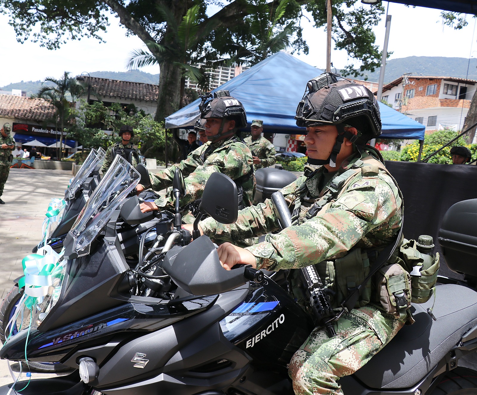 La alcaldía de La Estrella entregó de 3 motos al Ejército Nacional para la seguridad en el municipio.