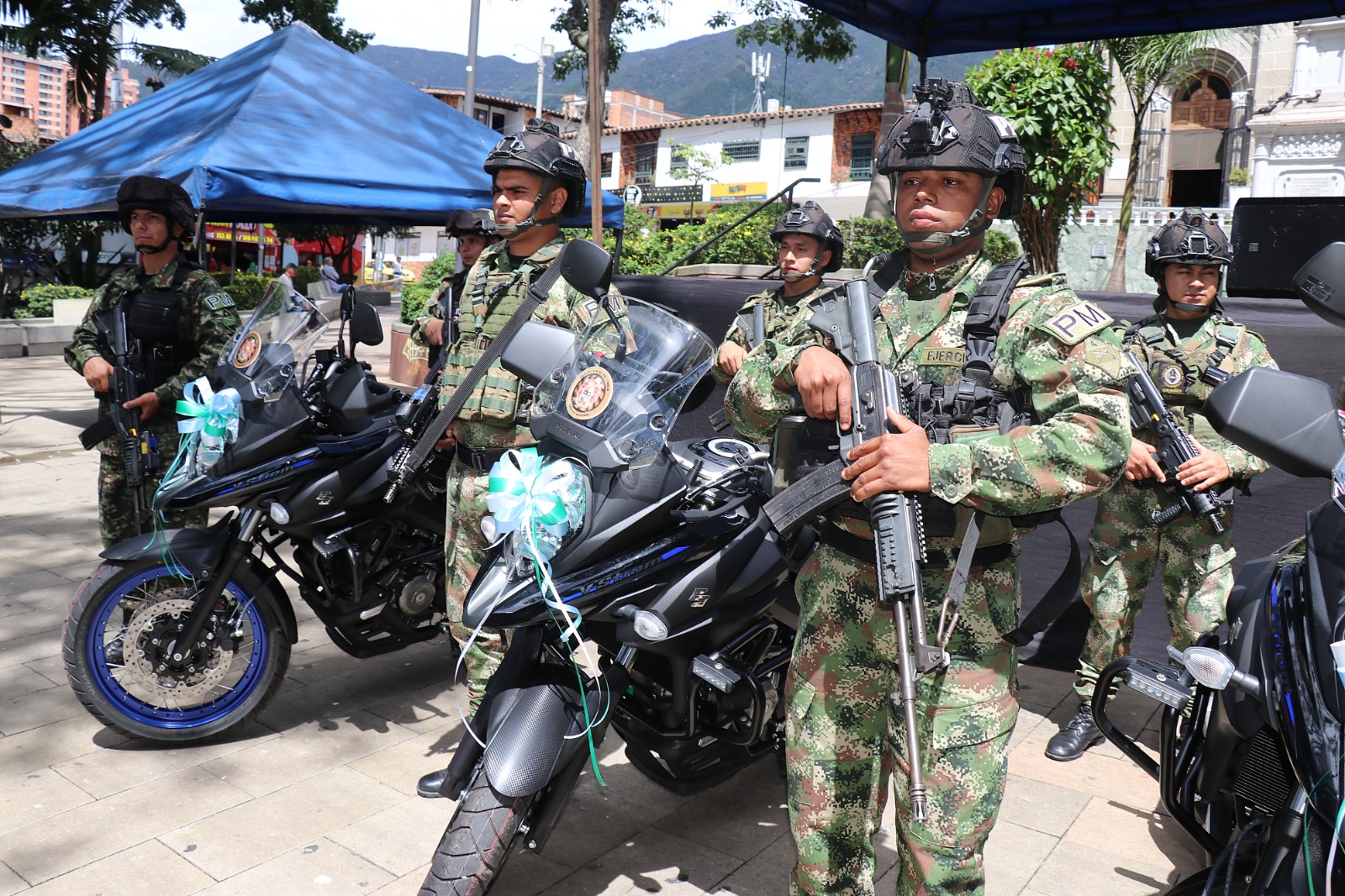 La alcaldía de La Estrella entregó de 3 motos al Ejército Nacional para la seguridad en el municipio.